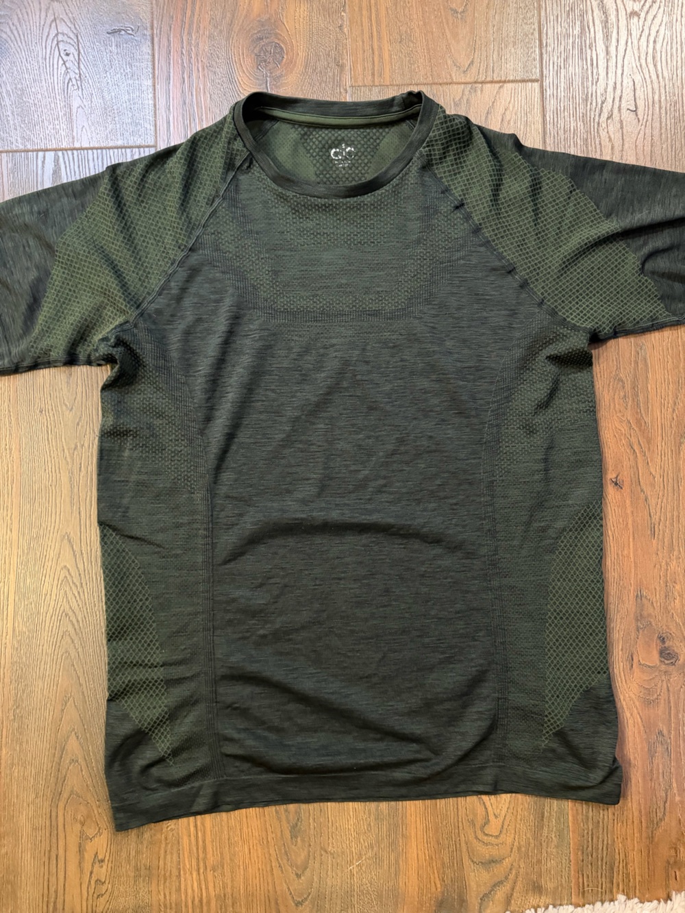 Alo Men's Olive Green Performance Short-Sleeve Shirt